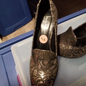 Black and gold wide heel pumps